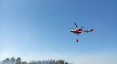 Bosco di Melodia in fiamme, operazioni rese difficili dal forte vento